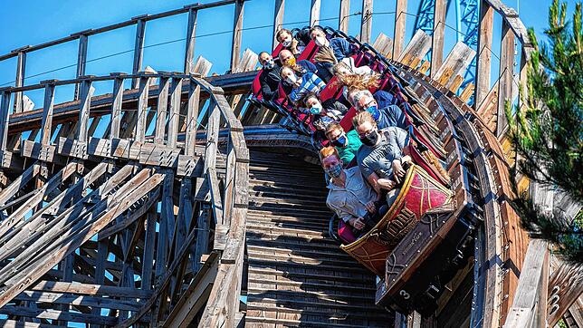 Besucher des Europa-Parks fahren mit der Achterbahn Wodan und tragen dabei Mundschutz: Corona hat dem Vergnügungspark stark zugesetzt.