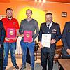 Abteilungskommandant Reinhold Brucker (ganz links) und Kommandant Florian Löffler (rechts)) sprachen die Beförderungen zum Feuerwehrmann ...