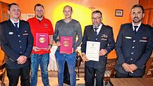 Abteilungskommandant Reinhold Brucker (ganz links) und Kommandant Florian Löffler (rechts)) sprachen die Beförderungen zum Feuerwehrmann ...