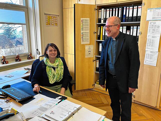 Pfarrer Schneider im Gespräch mit Assistentin Katrin Happle im Büro der Pfarrei Bonndorf-Wutach, die er bis Ende 2025 noch betreuen wird.