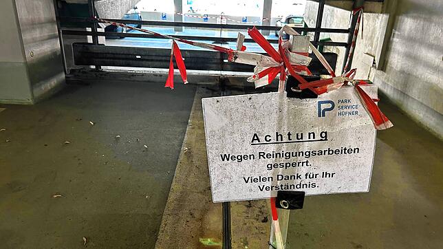 Mehrere Parkplätze stehen den Autofahrern im Parkhaus „Theater am Ring“ nun nicht mehr zur Verfügung.