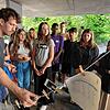 Arne Engelhardt, Projektmanager für kommunalen Umweltschutz bei der Deutschen Umwelthilfe (links), betreut die Schülerinnen und Schüler ...