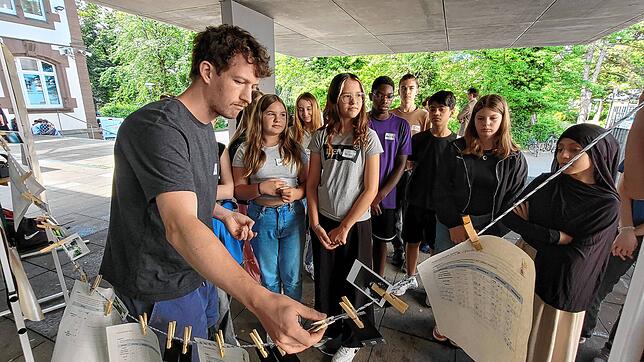 Arne Engelhardt, Projektmanager für kommunalen Umweltschutz bei der Deutschen Umwelthilfe (links), betreut die Schülerinnen und Schüler ...