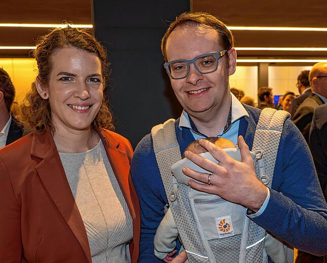 Bundestagsabgeordnete Lina Seitzl (SPD), ihr Mann Jan Welsch und die kleine Tochter.