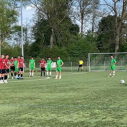 71. Min DJK Donaueschingens Tugay Öztürk zielt über das Tor