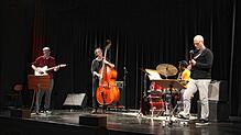 Brad Shepik (von links), Arthur Kell, Schlagzeuger Allan Mednard und Nate Radley im Jazzclub. Foto: Saskia Biehler