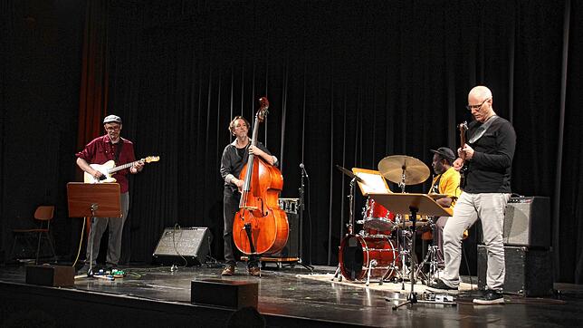 Brad Shepik (von links), Arthur Kell, Schlagzeuger Allan Mednard und Nate Radley im Jazzclub. Foto: Saskia Biehler