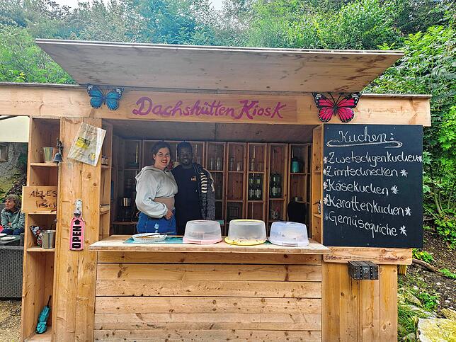 Franziska Kerec und Omar Vaal verköstigen an ihrem kleinen Kiosk Wanderer mit selbstgemachten Kuchen.
