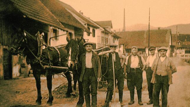 Der Fuhrmann Otto Fricker jun. (1.v.l.) mit seinem Fuhrwerk beim Straßenbau in der Todtmooser Straße Ende der 1920er Jahre.