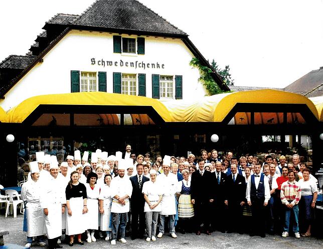 1996: Herbert Brandy Brand (Zweiter von links vorne) vor der Schwedenschenke mit Mainau-Gastronomiemitarbeitern.