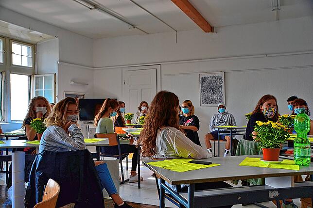 Mit Abstand und Mund-Nasen-Bedeckung folgen die 19&nbsp;neuen Studierenden des Vorstudiums Gestaltung der Kunstschule Bodenseekreis den ...