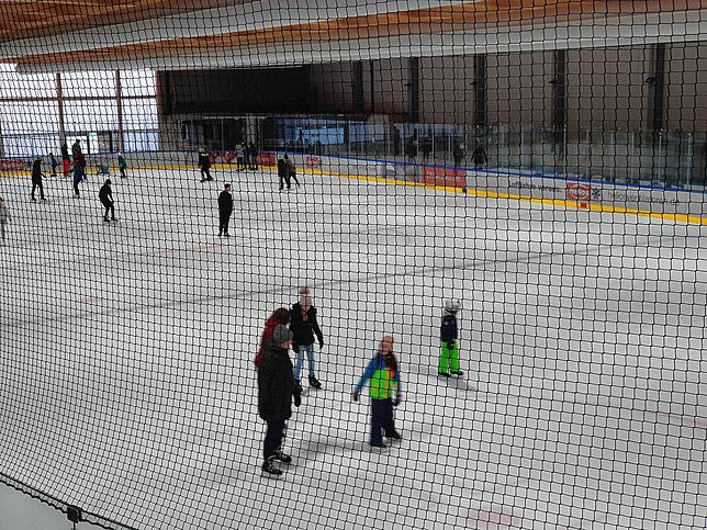 Die Heliosarena hat zwei Eisflächen und den Curlingbereich mit eigener Bahn. Unser Foto zeigt die Eisfläche zwei zum Jahresbeginn.