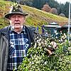 Seit vielen Jahren erntet Dietmar Birk zur Weihnachtszeit Misteln. Das Foto zeigt den früheren SÜDKURIER-Zusteller vor seinem ...
