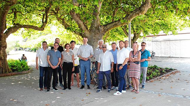 Freuen sich über die neue Mole: (von links) Lorenz Thum (CDU-Stadtrat), Ferdi Cihan, Fachbereich Technische Betriebe, Wolfgang Keller, ...