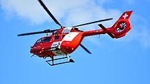 Ein Rettungshubschrauber in der Luft. (Symbolbild) Zu zwei Unfällen im Kreis Waldshut wurden Helikopter angefordert.