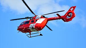 Ein Rettungshubschrauber in der Luft. (Symbolbild) Zu zwei Unfällen im Kreis Waldshut wurden Helikopter angefordert.