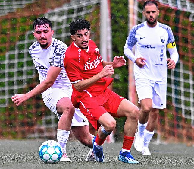 Erinnerung ans Hinspiel: Beim 0:1 in Bahlingen war Adnan Muhovic (links, gegen Murat Öztürk) noch für den FC Tiengen 08 am Ball.