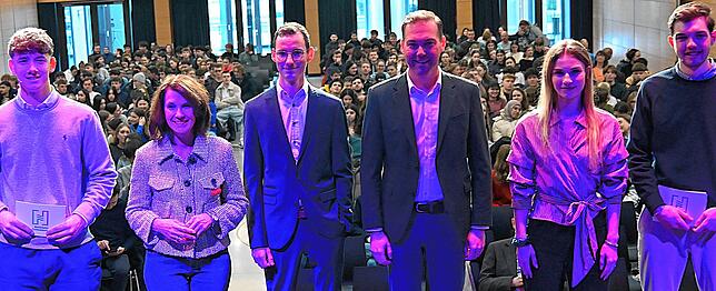 Das sind die Akteure der Podiumsdiskussion in der Waldshuter Stadthalle, an der über 500 Schüler der weiterführenden Schulen ...