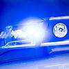 Ein Polizeiauto mit eingeschaltetem Blaulicht (Symbolbild). In Schopfheim hat ein 19-Jähriger mit einer Schreckschusswaffe auf ...