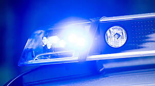 Ein Polizeiauto mit eingeschaltetem Blaulicht (Symbolbild). In Schopfheim hat ein 19-Jähriger mit einer Schreckschusswaffe auf ...
