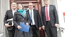 Positiv: Sozialminister Manne Lucha (v.l.) wie auch Regierungspräsidentin Bärbel Schäfer sagten für die Gesundheitsversorgungsprojekte ...