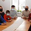 Die Familie Prager sitzt in ihrem Wohnzimmer in Blumberg. Unser Bild zeigt von links Sohn Jakob, Mutter Katrin Prager, die Söhne Linus ...