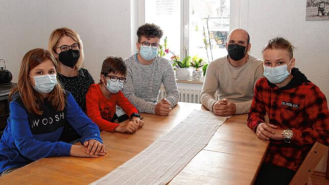Die Familie Prager sitzt in ihrem Wohnzimmer in Blumberg. Unser Bild zeigt von links Sohn Jakob, Mutter Katrin Prager, die Söhne Linus ...
