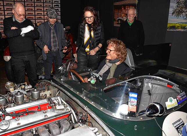 Die Besucher dürfen bei der speziellen Museumsführung in den alten Oldtimern sogar Probesitzen.