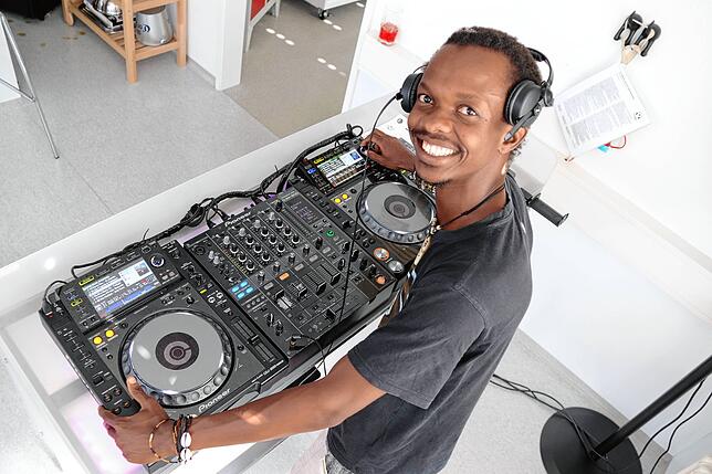 Der 30-jährige Nic Rama hört am liebsten Techno und Afrobeat.