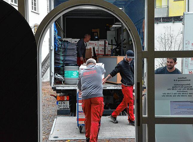 Raus aus der Schlossscheuer, rein in den Umzugs-Lkw lautet die Devise. Kaum hundert Meter Luftlinie trennen den alten vom neuen Standort.