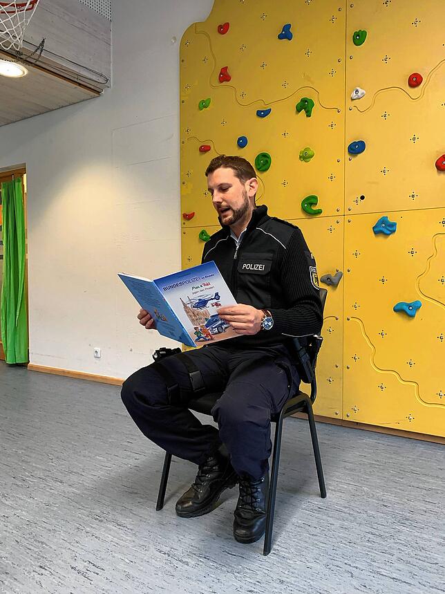 Thomas Baumgartner stellv. Bürgermeister und Beamter bei der Bundespolizei ließt im Kindergarten Kadelburg und in der Grundschule Kadelburg.