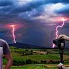 Auch in der Region sind die Unwetterfreaks Michael Hutter (links) und Maximilian Ziegler unterwegs, so wie hier bei einem Unwetter bei ...
