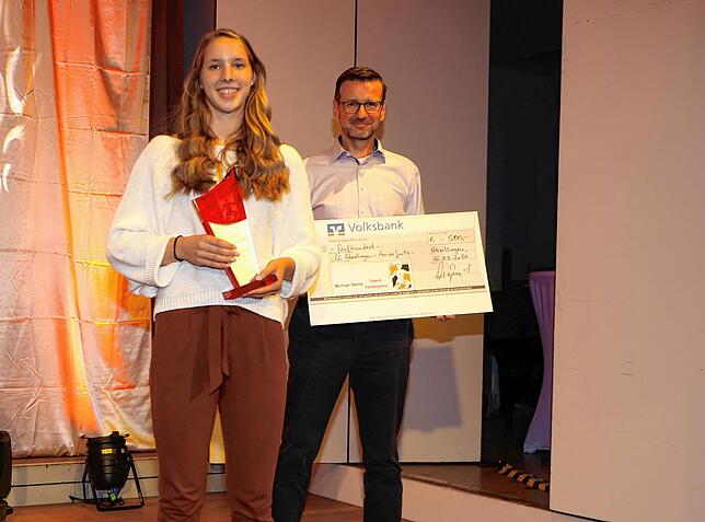 Marisa Jurtz vom Leichtathletikclub Überlingen (LCÜ) hat den mit 500 Euro dotierten Talent-Förderpreis erhalten. Rechts Ulf Wichmann vom ...