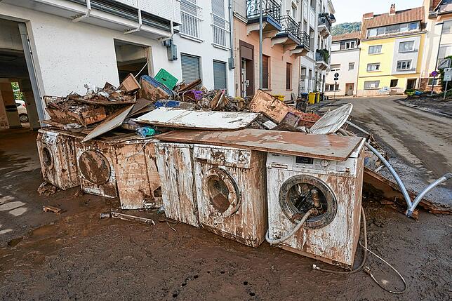 Zerstörte Waschmaschinen stehen vor einem Wohnhaus. Im durch das Hochwasser stark verwüsteten Ahrtal gehen die Aufräumarbeiten ...