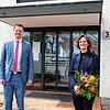 Oberbürgermeister Simon Gröger und Angelique Ahn, zukünftige Leiterin des Dezernats III, nachhaltige Stadtentwicklung und Mobilität, vor ...