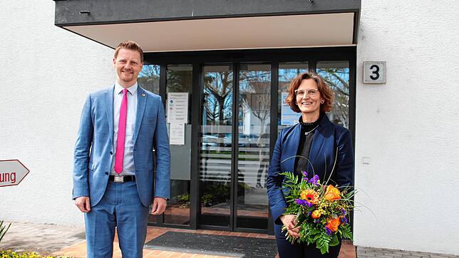 Oberbürgermeister Simon Gröger und Angelique Ahn, zukünftige Leiterin des Dezernats III, nachhaltige Stadtentwicklung und Mobilität, vor ...