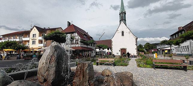 Besonders viel Lob erfährt die Umgestaltung der St.-Quirinus-Kapelle. Der Platz ist mit Beeten, einer Baumreihe und Sitzgelegenheiten ...