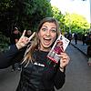 Die Ärzte sind endlich wieder da! Wie diese Besucherin können es 24.000 weitere Fans am Samstagabend kaum noch erwarten.