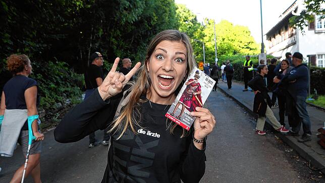 Die Ärzte sind endlich wieder da! Wie diese Besucherin können es 24.000 weitere Fans am Samstagabend kaum noch erwarten.