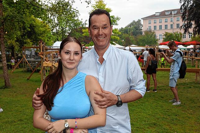 Bild 30: Hier ist was los! Die Besucher schlendern beim Seenachtfest 2023 über die Hafenmeile