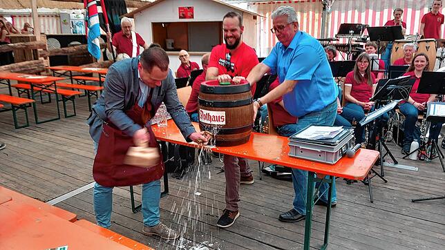 Fassanstich mit Tücken (von links): Der neu gewählte Bürgermeister Jürgen Wiener, Marc Kaltenbacher und Robin Hack vom ...
