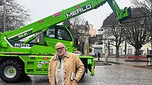 Reinhard A. Weigelt steht auf dem fast leeren Landungsplatz. Einzig die große Maschine, die für den Abbau benötigt wird, zeigt noch, ...