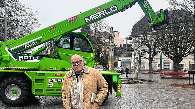 Reinhard A. Weigelt steht auf dem fast leeren Landungsplatz. Einzig die große Maschine, die für den Abbau benötigt wird, zeigt noch, ...