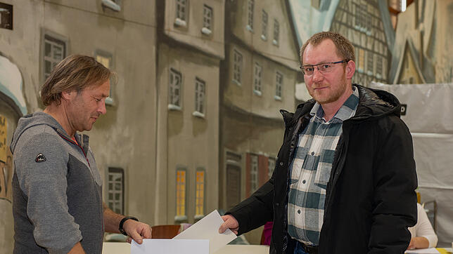 Gemeinderat Johannes Hopp (rechts) am Sonntag bei der Stimmabgabe in der fastnächtlich dekorierten Meßkircher Stadthalle. Einer von ...