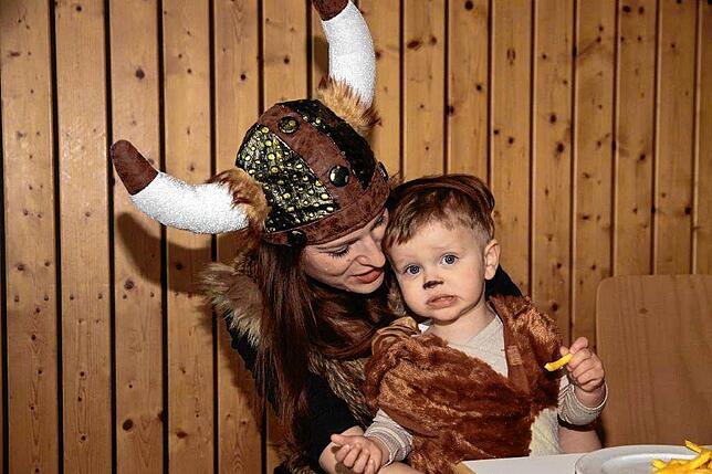 Bild 15: Fasnacht in Mühlingen: Umzug, Narrenkutsche und Spaß für Kinder bei der Sunnelöscherzunft!