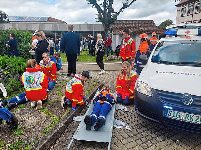 Bei mehreren Schau- und Kirbe-Übungen können die Nachwuchskräfte des Jugendrotkreuzes Heuberg-Donautal ihr Können unter Beweis stellen.