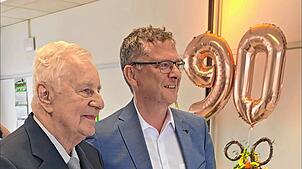 Josef Willibald (links) feiert Geburtstag und Bürgermeister Joachim Grüner überbringt Glückwünsche.