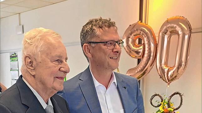 Josef Willibald (links) feiert Geburtstag und Bürgermeister Joachim Grüner überbringt Glückwünsche.