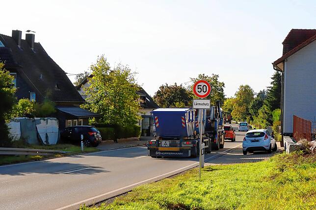 Nur im Bereich der unmittelbaren Bebauung ist entlang der Bundesstraße 33 derzeit 50 die zulässige Höchstgeschwindigkeit. Der Gemeinde ...
