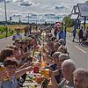 Rund 5000 Besucher feiern im Sommer bei der Langen Tafel, die die beiden Stadtbezirke verbindet. Bild: Roland Sprich/Archiv